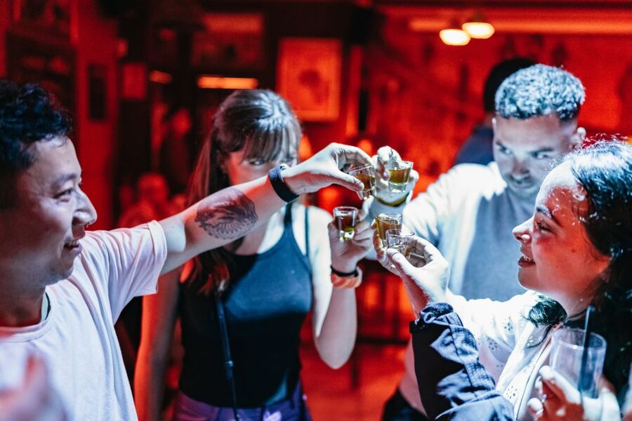 Malaga: Pubs and Clubs Crawl - The 3.5 to 5 Hour Rhythm: Stops, Walks, and Momentum