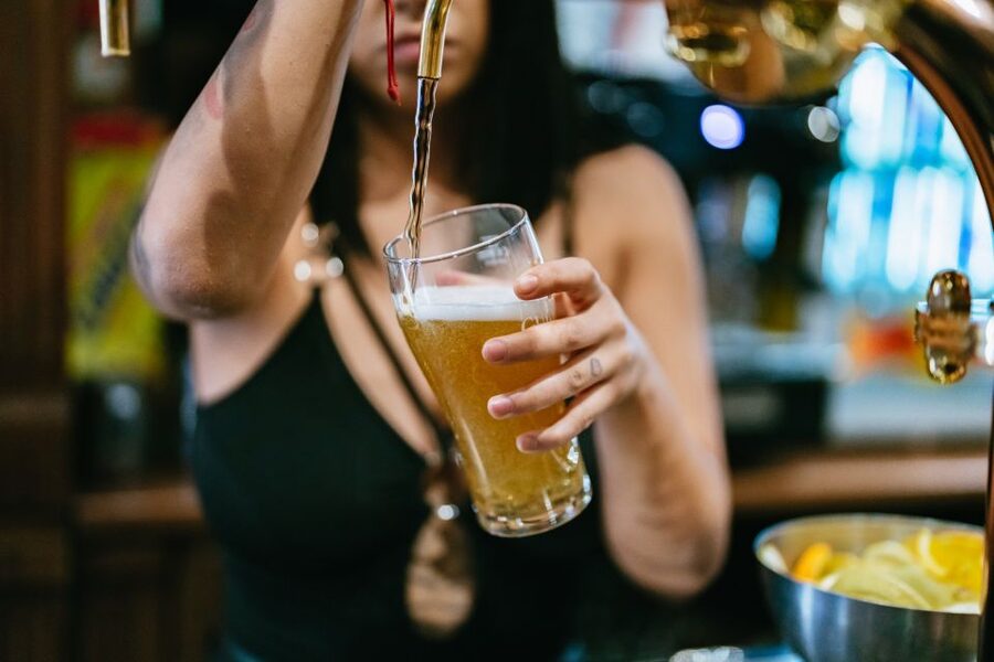 Malaga: Pubs and Clubs Crawl - Included Drinks: Beer or Sangria Plus 4 Shots