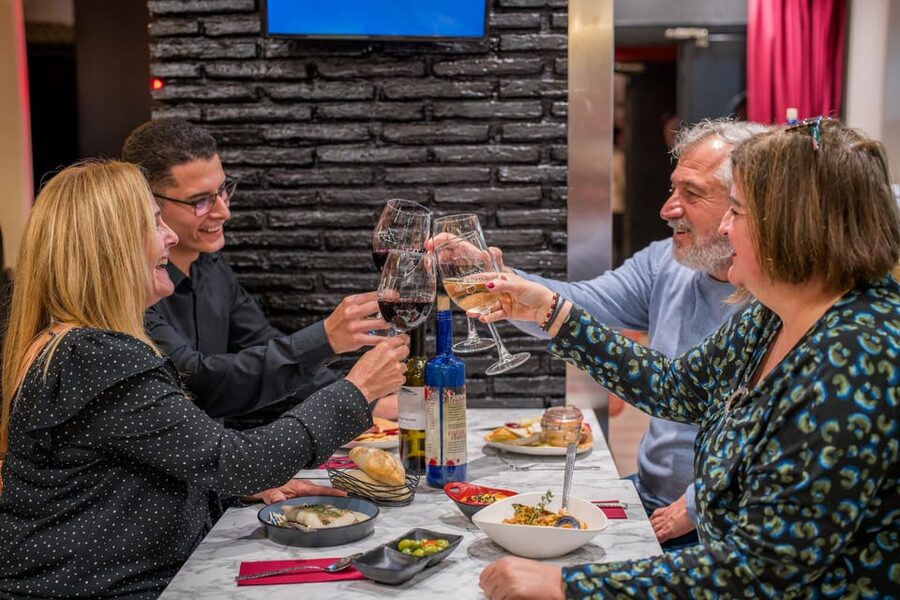 Malaga: Show and Food at Alegría Flamenco and Restaurant - Dinner first: tapas and menu choices that actually fill you up