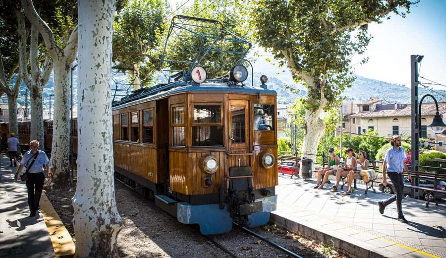 Mallorca: Exclusive Soller Train and Tram Half-Day Tour - Arriving in Sóller: orange gelato, the square, and short free time