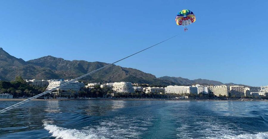 Marbella from the heights: Parasailing - From the port of Marbella to the sky above the coast