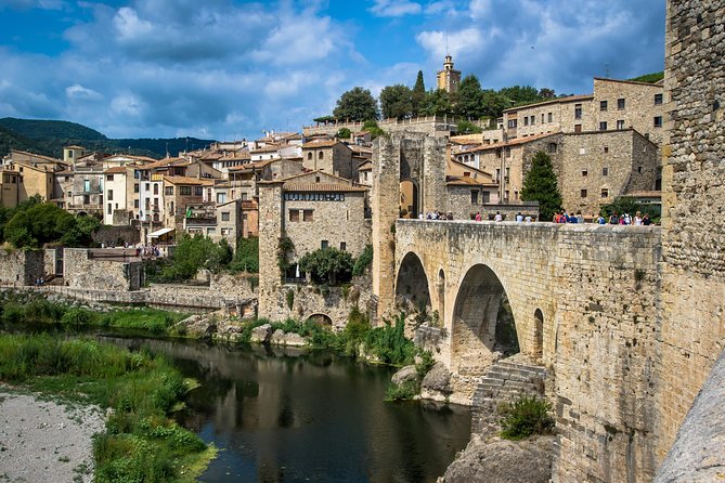 Medieval Three Villages Small Group Day Trip from Barcelona - The quick cliff-town moment: Castellfollit de la Roca and its tiny footprint