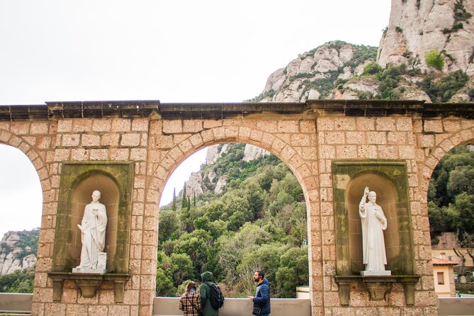Montserrat Full Day Tour with Farmhouse Lunch and Winery Visit - Abadia de Montserrat and La Moreneta: Why the Timing Matters