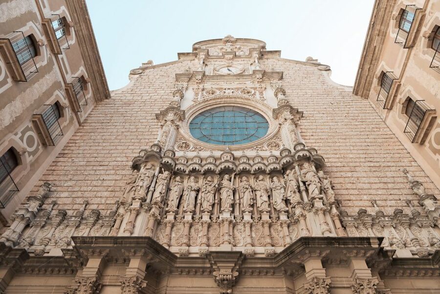 Montserrat: Morning or Afternoon Half-Day Trip with Pickup - Languages, guides, and the vibe on the day