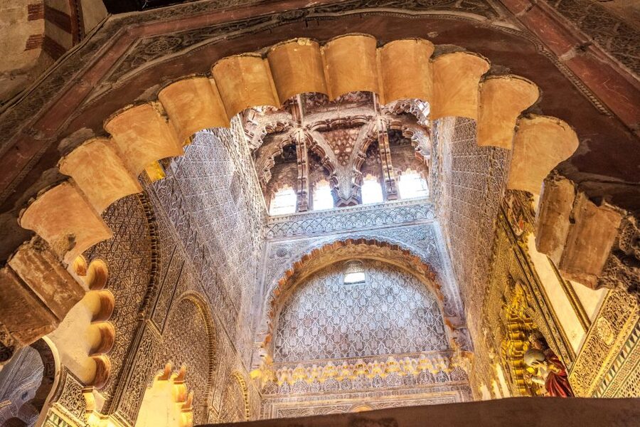 Mosque-Cathedral of Córdoba Guided Tour with Tickets - Finding the mihrab area and the ornament that anchors it