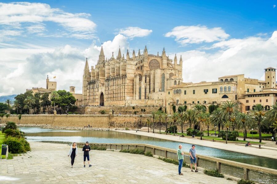 Palma: Cathedral of Mallorca Skip-the-Line Entry Ticket - Inside La Seu Cathedral: naves, royal chapels, and the giant rose window