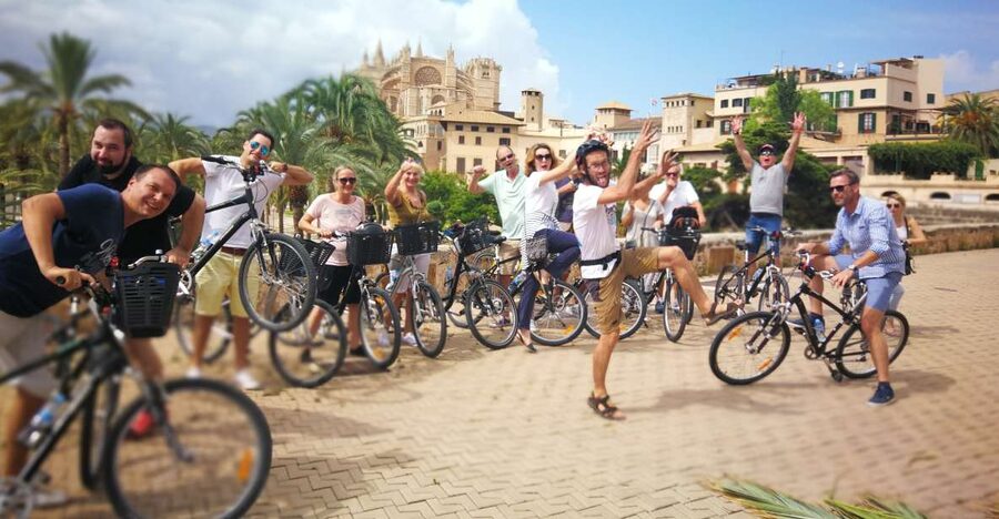 Palma de Mallorca: Guided Bicycle Tour - The seafront ride to Palma Cathedral, where your eyes do the work