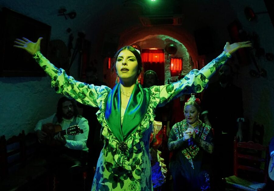 Sacromonte: Flamenco Show at Cuevas Los Tarantos Tickets - Cuevas Los Tarantos in Sacromonte, and why the cave matters