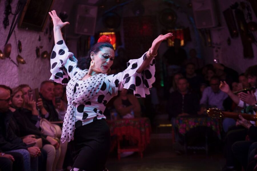 Sacromonte: Flamenco Show at Cuevas Los Tarantos Tickets - Live musicians and dancers: what makes this style feel authentic