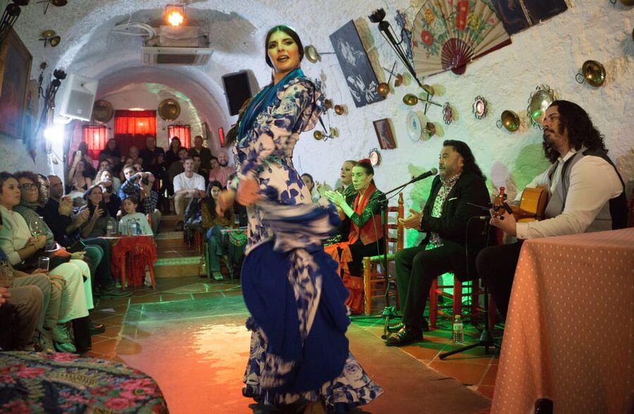 Sacromonte: Flamenco Show at Cuevas Los Tarantos Tickets - Dress code and comfort: keep it simple