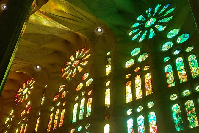 Sagrada Familia English Guided Tour & Optional Tower Access - Group size, pacing, and how it feels in real life