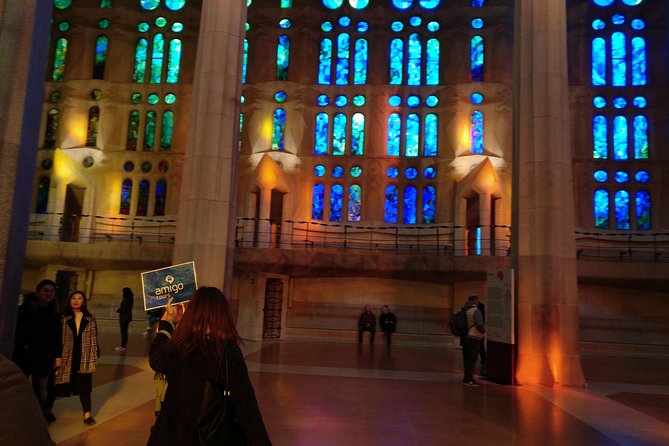Sagrada Familia English Guided Tour & Optional Tower Access - Guides you might get, and what to expect from their style