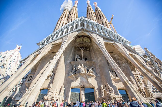 Sagrada Familia Fast Track Guided Tour with Towers Access - Fast-Track Entry at Sagrada Familia, Without the Usual Chaos
