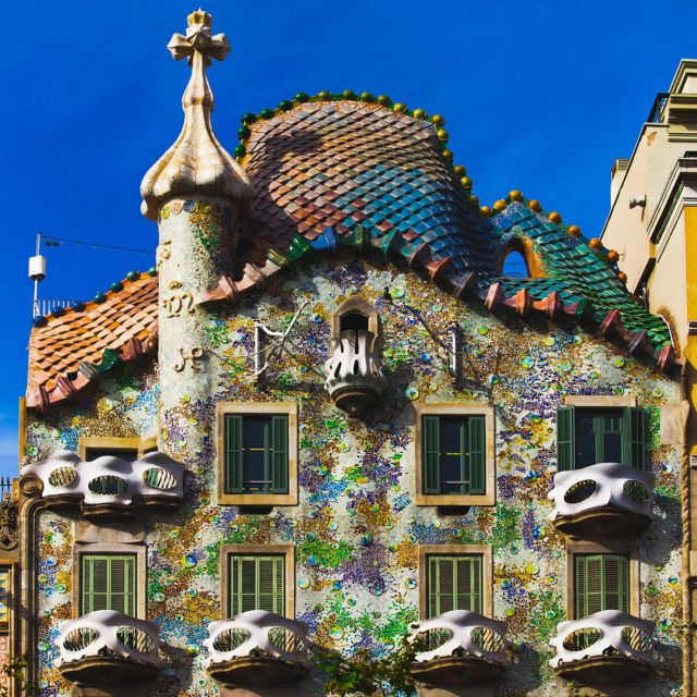 Sagrada Familia & Gaudi Guided Tour Private or Small Groups - Gothic Quarter Stops That Teach You How to Look