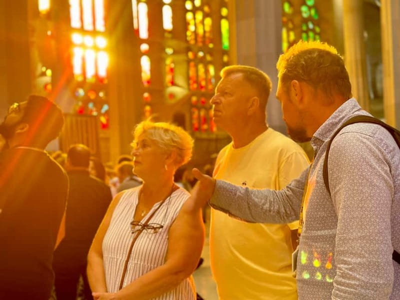 Sagrada Família & Park Güell Guided Tour with Transportation - Lunch Break Near Sagrada Família: Use the Time Wisely
