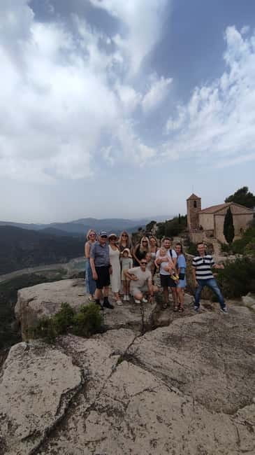 Salou: Siurana Medieval Village Guided Tour w/ Hotel Pickup - What to bring and how to dress for Siurana walking