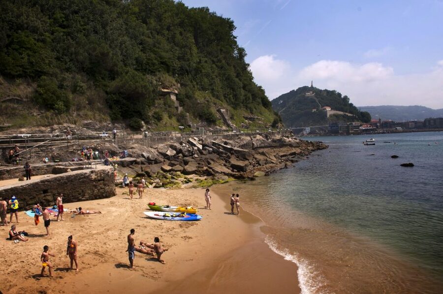 San Sebastian: Boat Tour with Stop at Santa Clara - Audio guide by QR: how to make it smooth