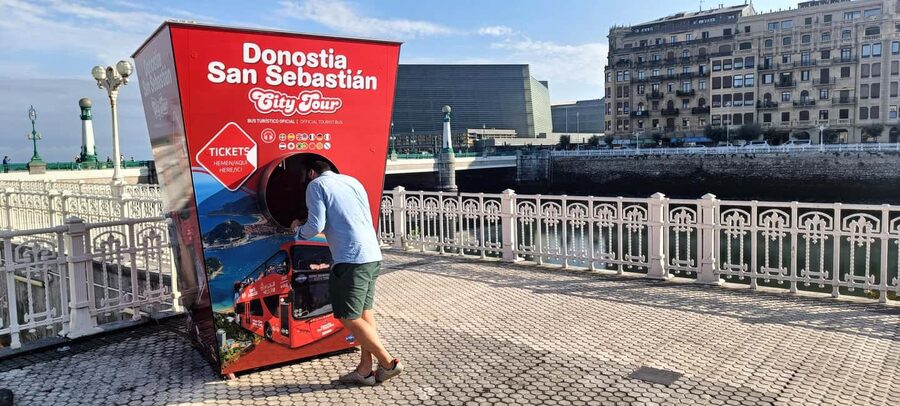 San Sebastian: Hop-On Hop-Off City Tour Bus - Monte Urgull Aquarium, and the Urumea River bridges you can spot from the bus