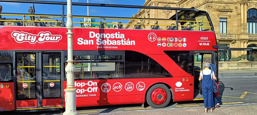 San Sebastian: Hop-On Hop-Off City Tour Bus - La Perla and Ondarreta for Bay of La Concha panoramas