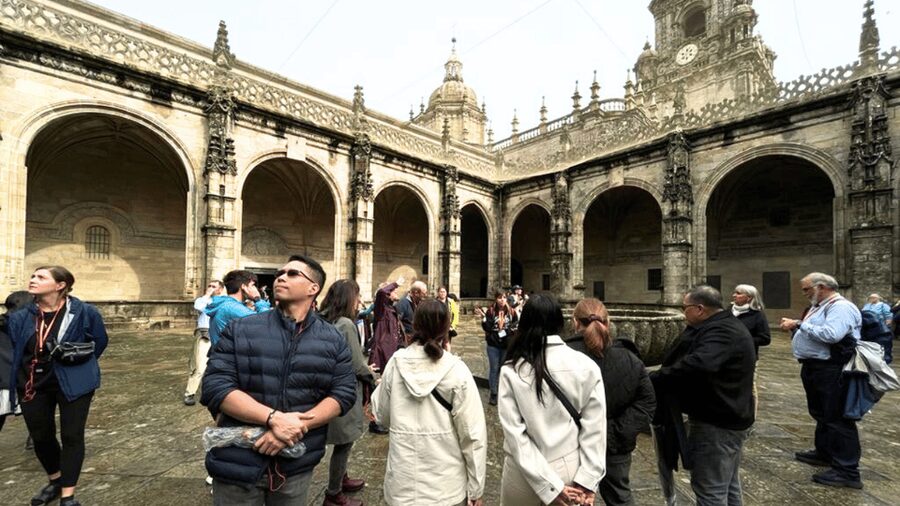 Santiago: Cathedral & Museum Tour + Pórtico of Glory Option - Getting started at Praza do Obradoiro, then straight into the Cathedral
