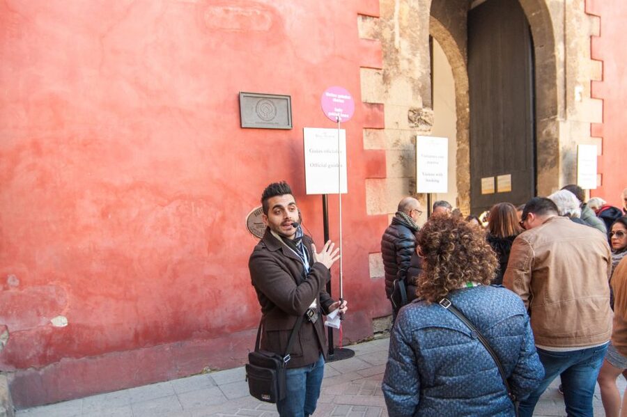 Seville: Alcázar and Cathedral Entry Ticket and Guided Tour - What the guide actually makes easier in the Alcázar