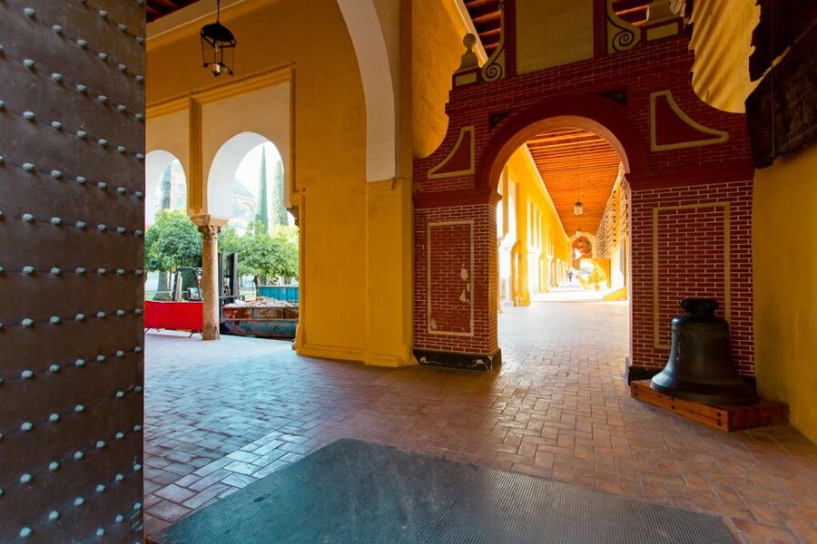 Seville: Alcázar, Cathedral & Giralda Fast Track Guided Tour - Climbing the Giralda for Seville skyline views and bells