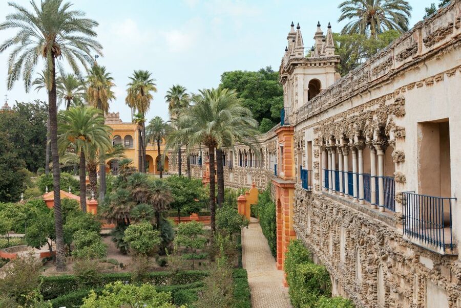 Seville: Alcázar, Cathedral & Giralda Fast Track Guided Tour - Santa Cruz: where the monuments turn into a neighborhood