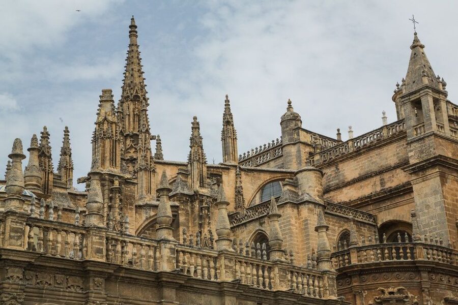 Seville: Alcázar, Cathedral & Giralda Fast Track Guided Tour - Who this tour suits best, and why the guide style matters