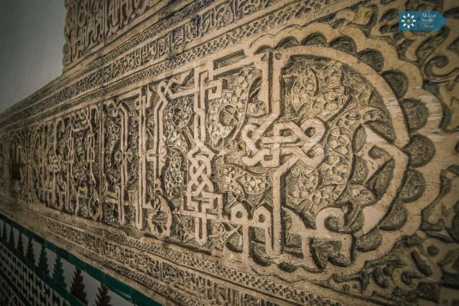 Seville: Alcázar, Cathedral & Giralda Skip-the-Line Tour - Guides and radio headsets: why hearing the story changes everything