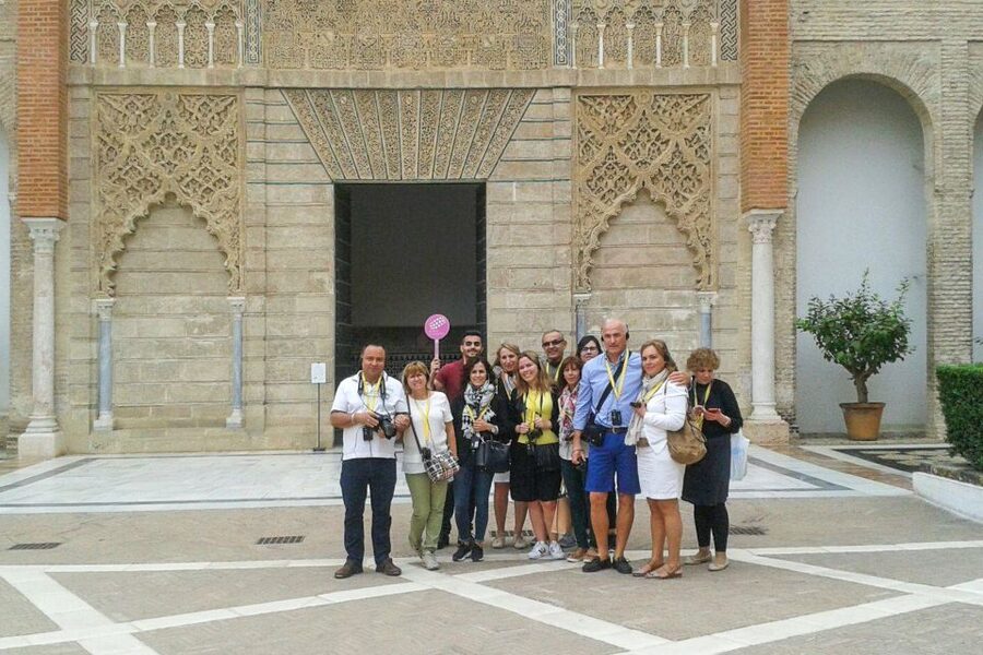 Seville: Alcázar Guided Tour - Entering through Puerta del León and the Alcázar palace maze