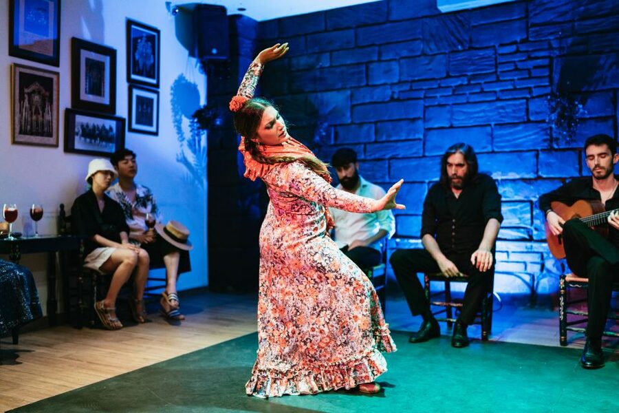 Seville: Baraka Sala Flamenca Show with Drink in Triana - Inside Lola de los Reyes: close-up seating and what that changes