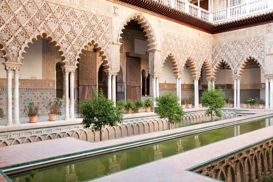 Seville: Cathedral, Giralda & Alcazar Entry With Guided Tour - Inside a holy site: dress code and silence rules