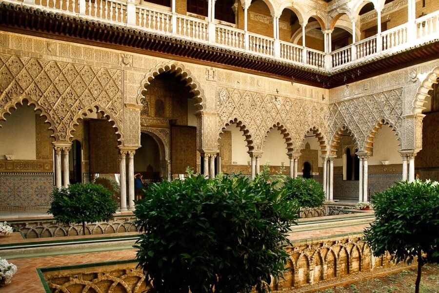 Seville: Cathedral, Giralda & Alcázar Guided Tour - Real Alcázar of Seville: gardens and a palace that still matters