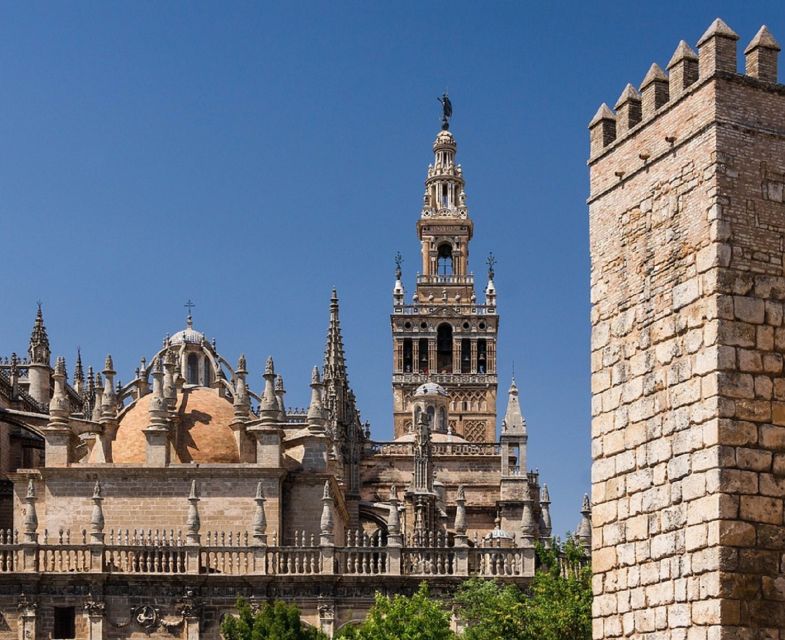 Seville: Cathedral, Giralda & Alcázar Guided Tour - The short walks between monuments that make the city story click