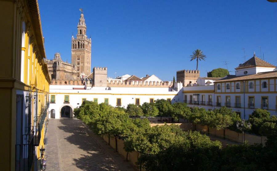 Seville: Cathedral, Giralda & Alcázar Guided Tour - How the guide and headphones affect the whole experience