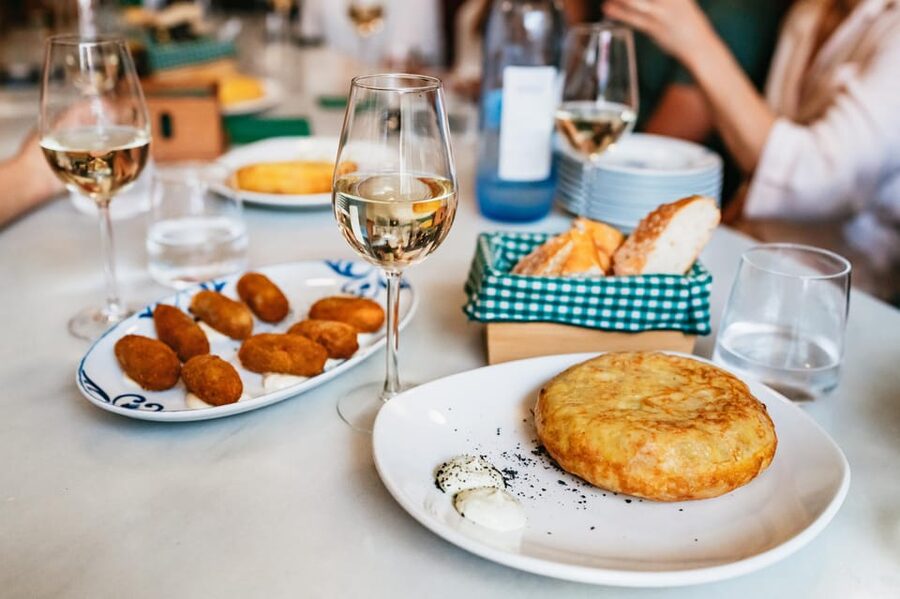 Seville: Tapas, Taverns and History Guided Walking Tour - Bodeguita Antonio Romero Arfe: the sit-down tapas dinner and manzanilla sherry
