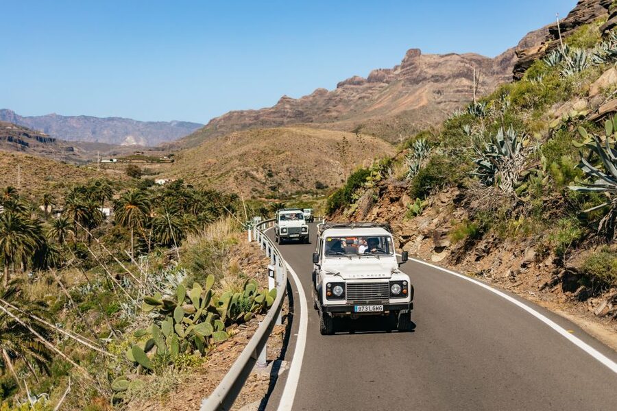 South Gran Canaria: Off-Road Valleys & Villages Jeep Tour - Presa de Chira and the Tirajana break: coffee, church, and breathing room