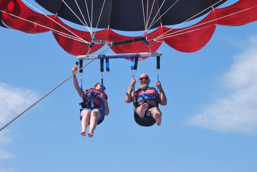 Torrevieja: parasailing experience - Group Size, Solo Flights, and How Friends Change the Mood