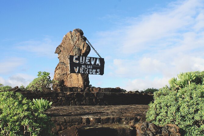 Tour to Timanfaya, Jameos del Agua, Cueva de los Verdes and viewpoint from the cliff - Mirador de Guinate: short walk, big views of La Graciosa