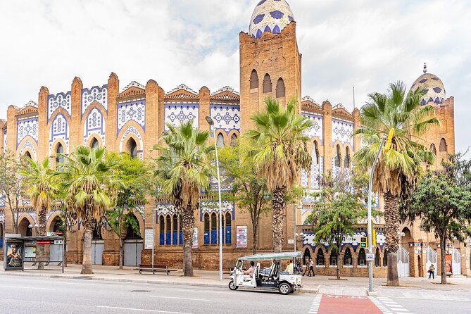 Tour Welcome Barcelona with Local Guide in Eco Tuk Tuk Private - La Pedrera (Casa Milà) and the Batlló family house moments