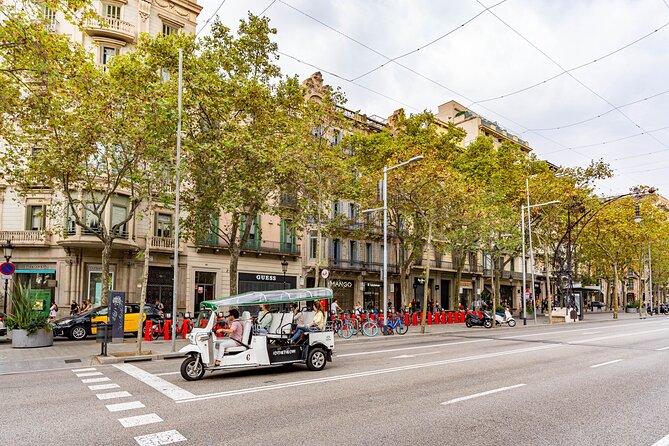 Tour Welcome Barcelona with Local Guide in Eco Tuk Tuk Private - Passeig de Gràcia, Plaça de Catalunya, and the city center wayfinding power