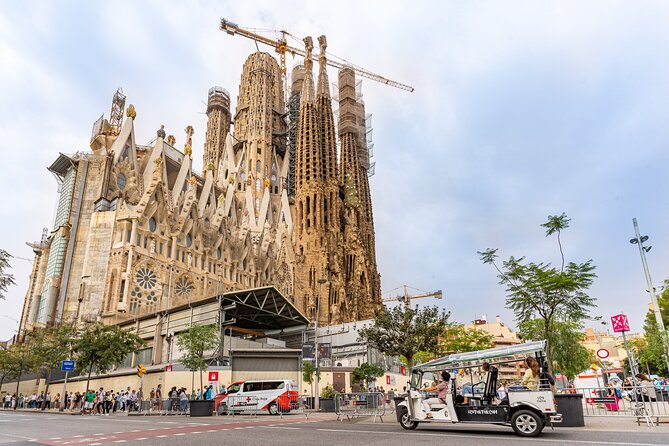 Tour Welcome Barcelona with Local Guide in Eco Tuk Tuk Private - Meeting at Carrer de Casp, 13, then rolling without the hassle