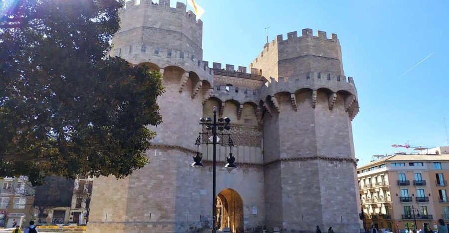 Valencia: City Walking Tour with Top Attractions - ITALIAN - Torres de Serranos: a fortress mood before you move inward