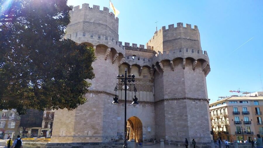 Valencia: City Walking Tour with Top Attractions - ITALIAN - Valencia Cathedral and the Miguelete Tower: big visual impact without tickets