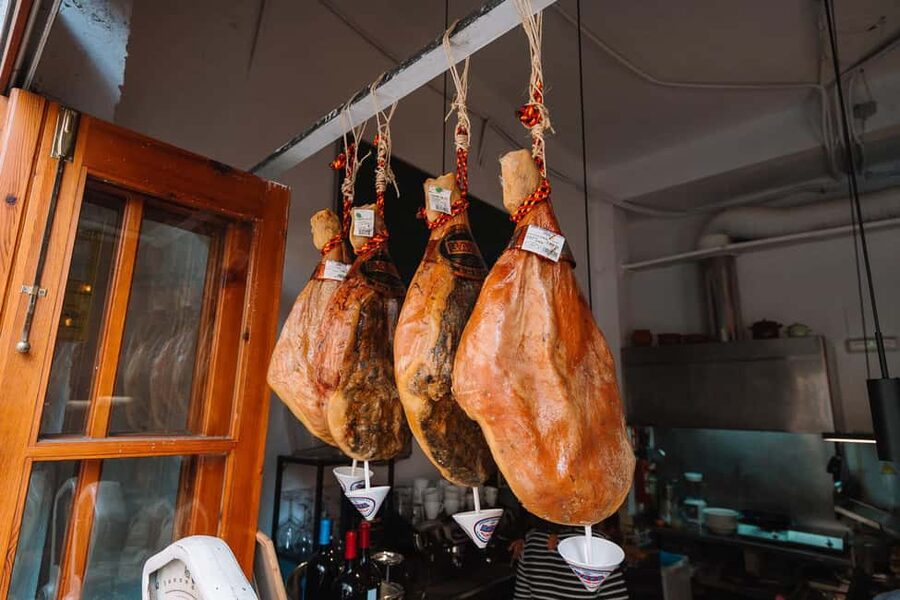 Valencia: Tapas and Drinks Evening Tour - Round one: getting grounded with classic bites and first drinks