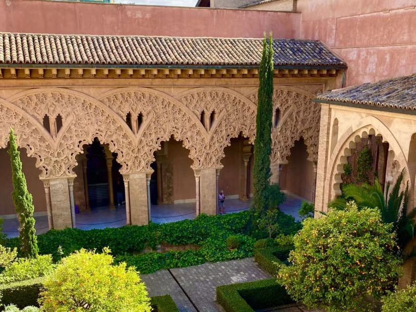Zaragoza: Aljafería Palace guided tour in Spanish - Arriving at the meeting point without stress