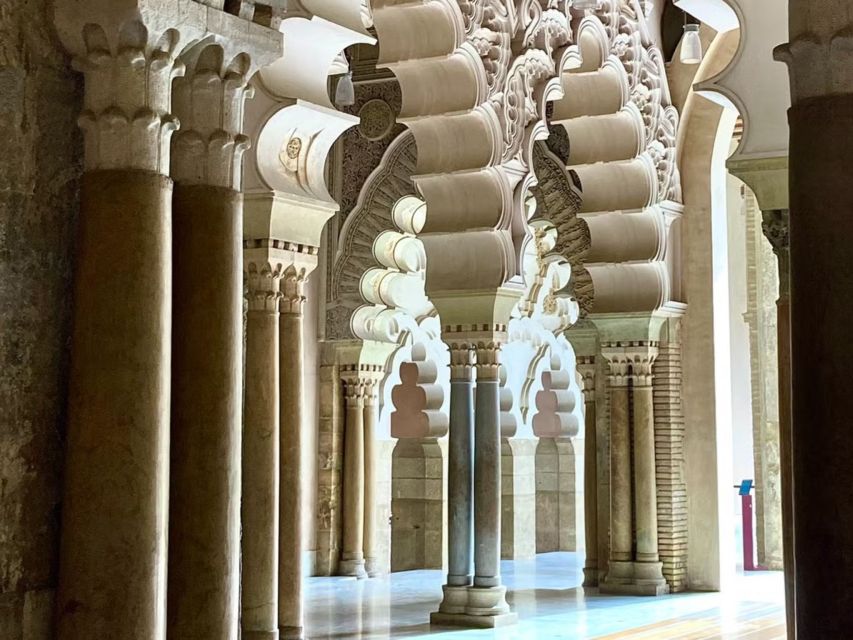 Zaragoza: Aljafería Palace guided tour in Spanish - Exteriors and the Cortes of Aragon plenary session you can see
