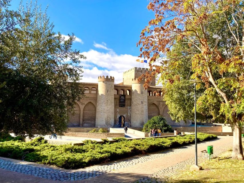 Zaragoza: Aljafería Palace guided tour in Spanish - Why this UNESCO Mudéjar site feels unusual, even if you know Spain’s history